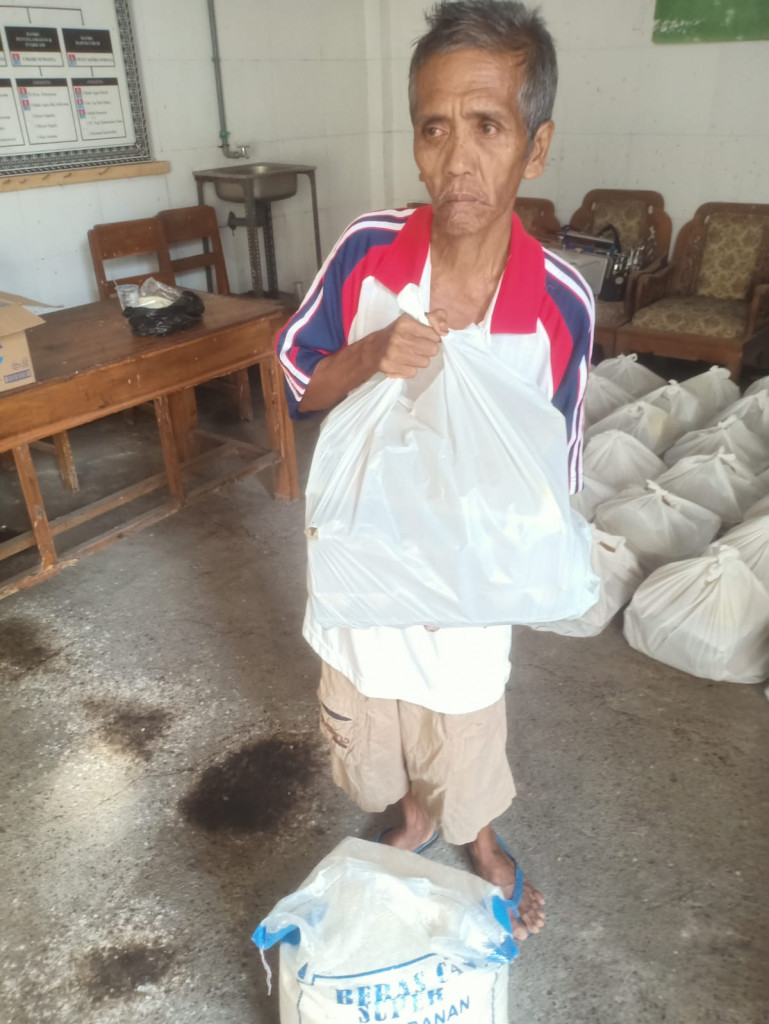 Pembagian PMT bagi Penyandang  disabilitas di Desa Tumbak Bayuh